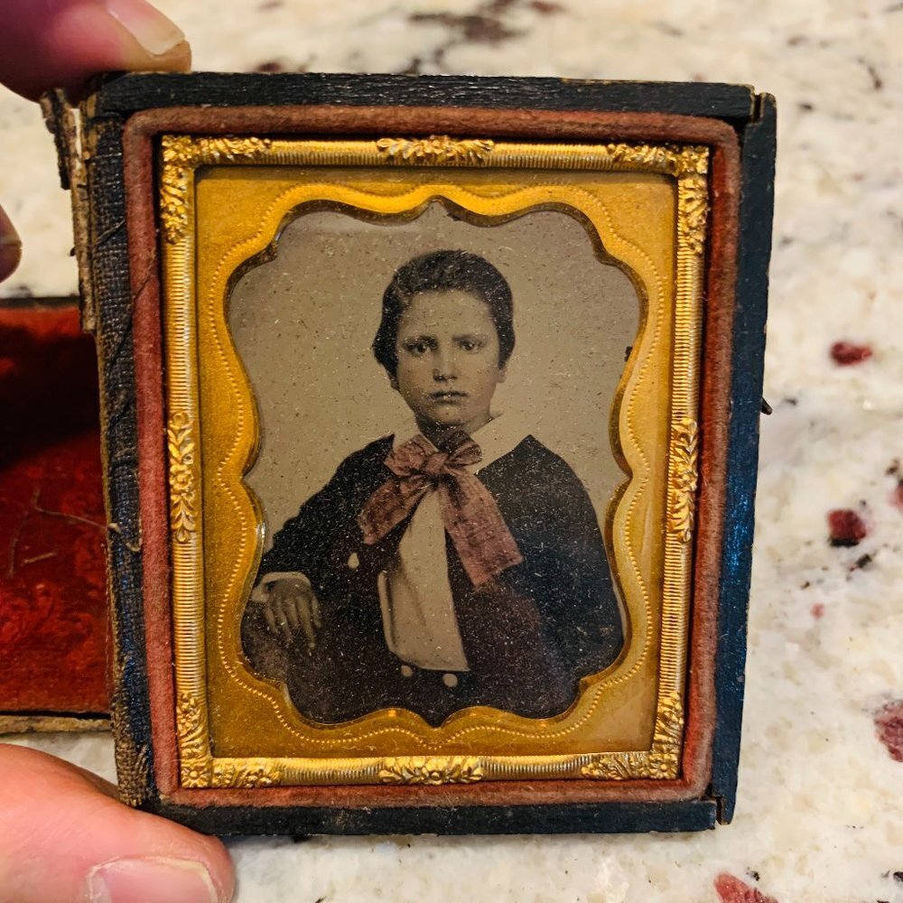 1/6th Plate Ambrotype Daguerreotype Of A Young Girl with Short Hair - Picture 1 of 4